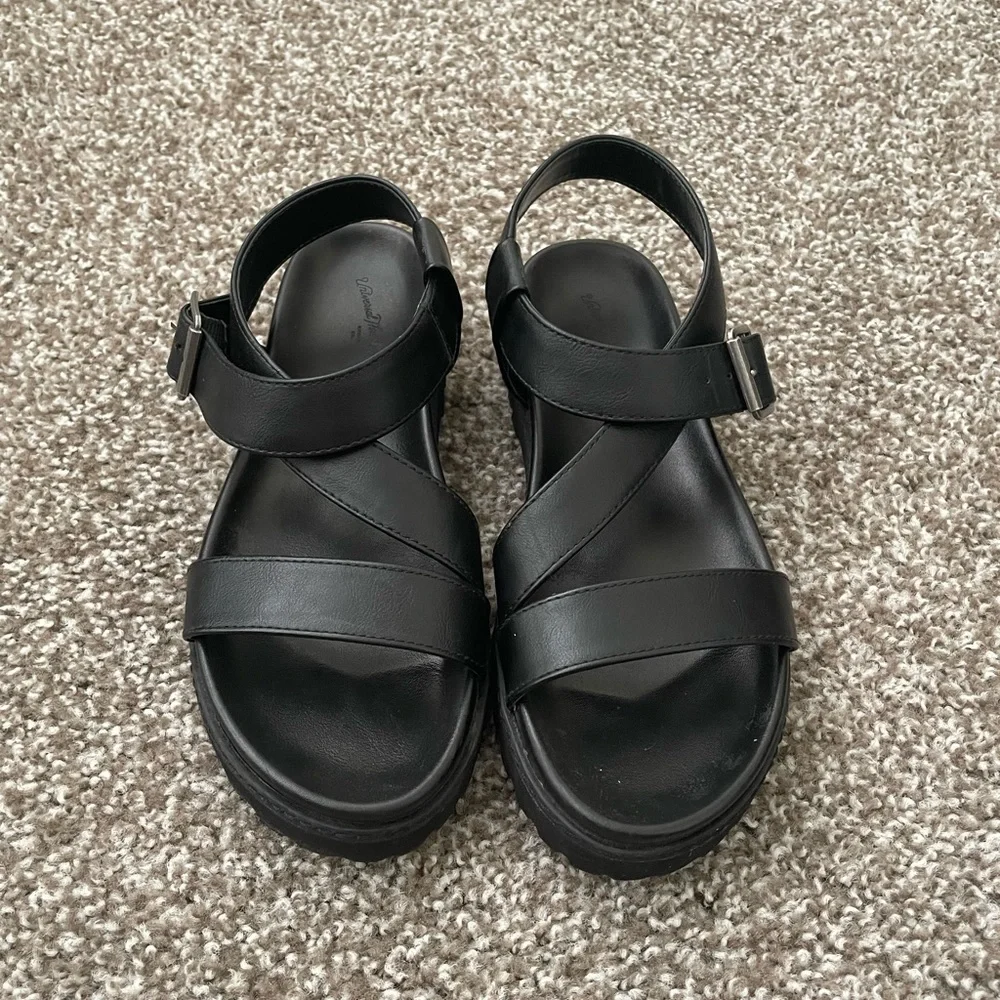 Universal Thread Sandals - Picture 2 of 5